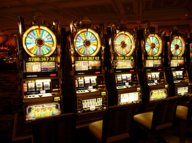 Cómo ganan los casinos en línea a los establecimientos físicos