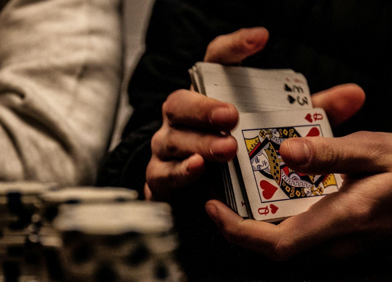 ¿En qué se diferencia el póquer en línea del póquer normal?